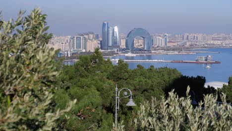 arquitectura única del hotel de la media luna en la orilla del mar de baku azerbaiyán