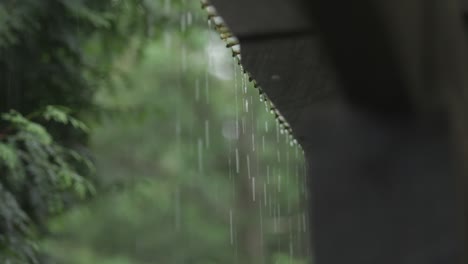 Regen-Tropft-Vom-Dach---Lake-House-Inn,-Perkasie,-Pennsylvania