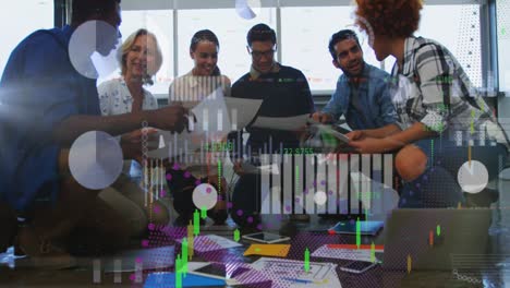 animación del procesamiento de datos financieros sobre diversos colegas de negocios nuevos