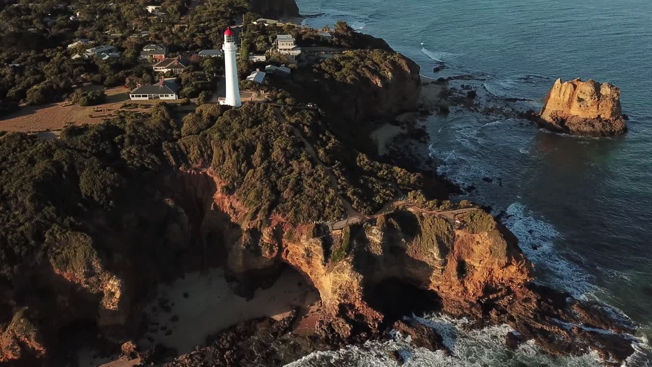 antena de drones del faro de entrada de aireys junto al océano durante la puesta de sol en la gran carretera oceánica