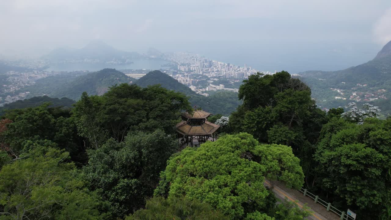 hermosa vista aérea de la selva tropical y el paisaje verde de la ciudad en río de janeiro, brasil - vista china