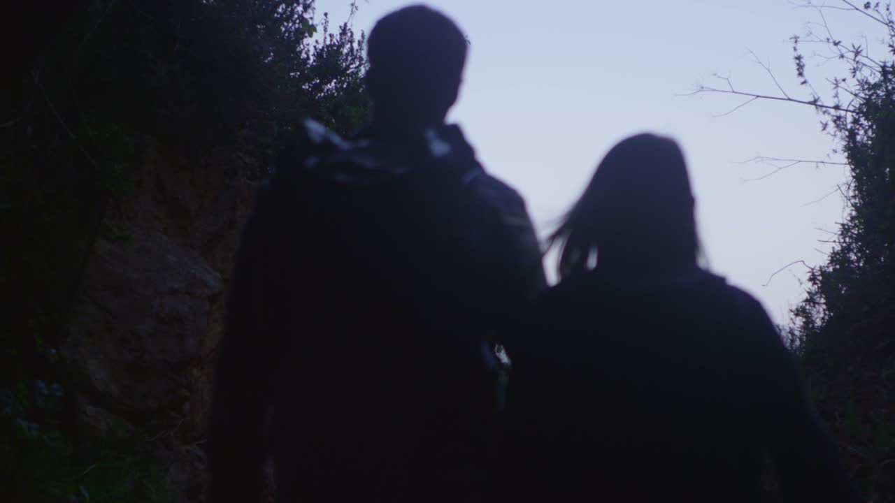 바다 절벽 위의 길을 따라 걷는 커플