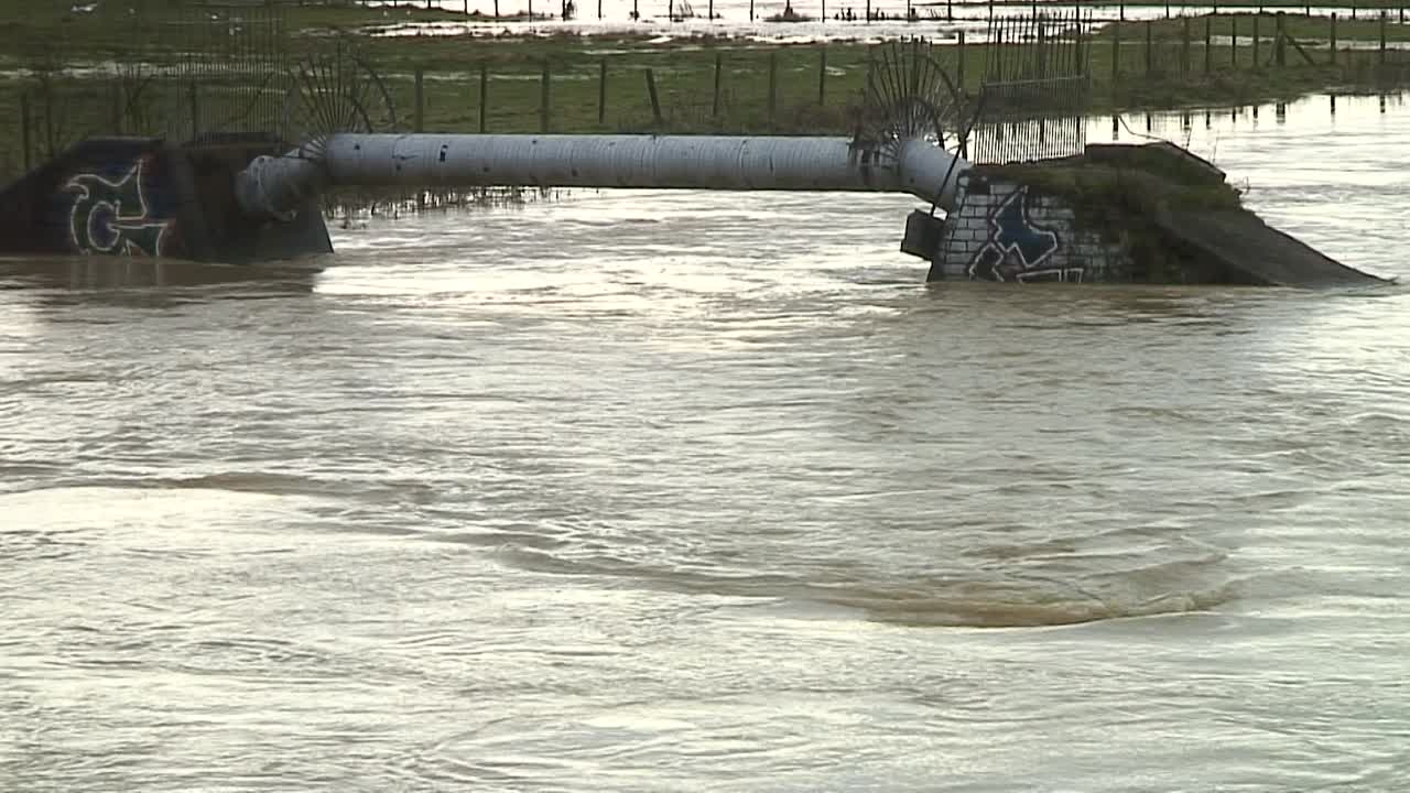 멜튼 모브레이, 레스터셔, 영국, 영국의 강 눈은 폭우가 내린 후 부풀어 오르고 빠르게 흐르고 있습니다.