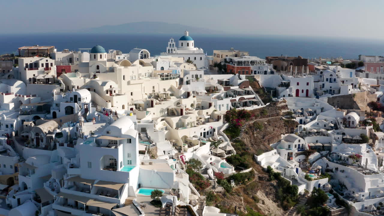 vista panorámica sobre el famoso pueblo de oia en la isla santorini, grecia - toma aérea de drones