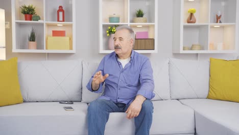 un anciano estresado en casa.