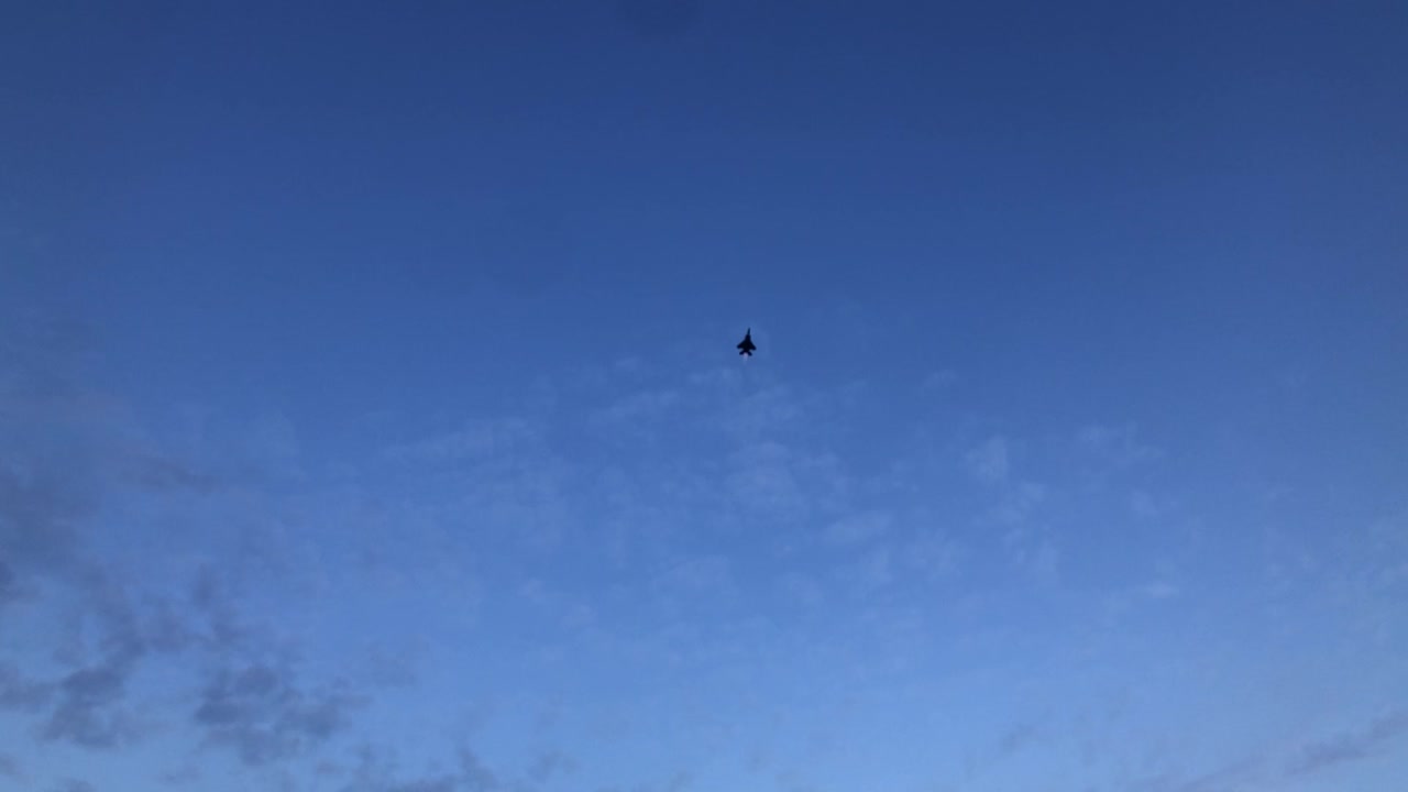 aviones de combate de la fuerza aérea de singapur realizando impresionantes maniobras durante el desfile del día nacional