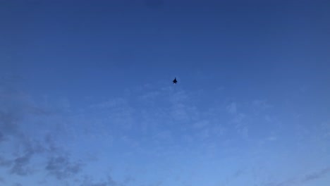 Kampfflugzeuge-Der-Singapore-Air-Force,-Die-Während-Der-Parade-Zum-Nationalfeiertag-Atemberaubende-Manöver-Durchführen