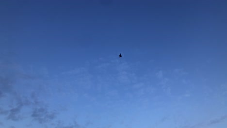 aviones de combate de la fuerza aérea de singapur realizando impresionantes maniobras durante el desfile del día nacional