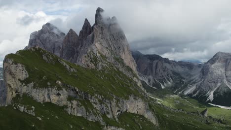 Montañas-Seceda-En-Los-Dolomitas-Italianos-Con-Las-Nubes-Que-Cubren-Los-Escarpados-Acantilados-En-Forma-De-Pináculo.