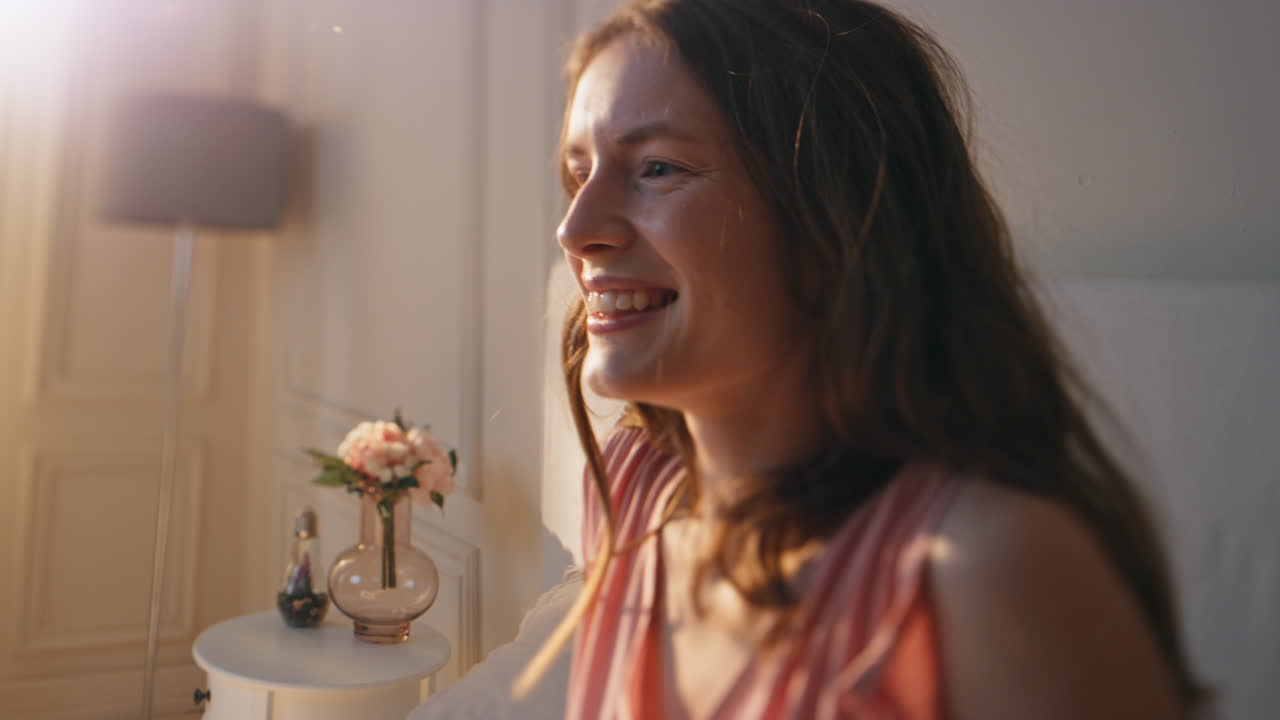 closeup chica despreocupada estirándose en la luz del sol de la mañana. mujer atractiva despertando