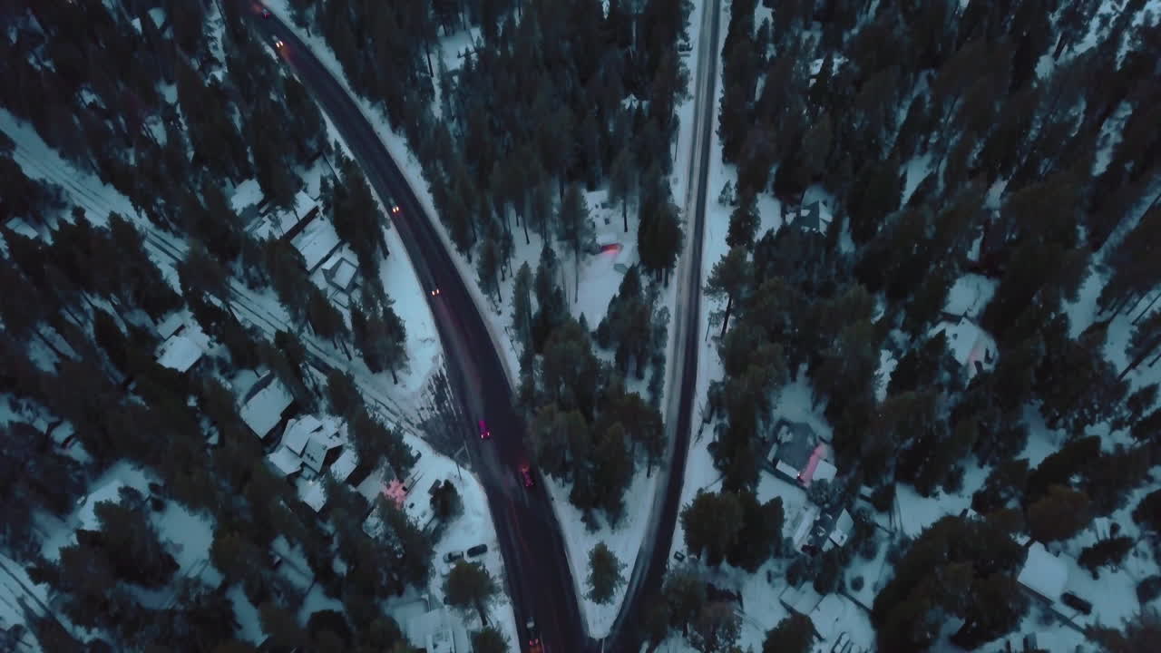 toma de drones de un camino nevado en la noche cerca del lago tahoe
