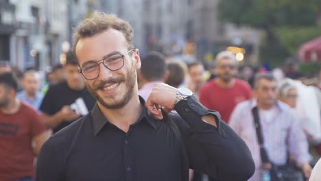un joven riendo en la multitud.