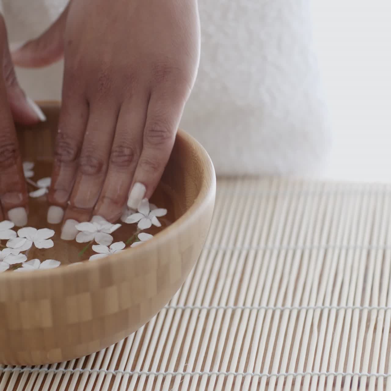 스파 살롱에서 여성 손과 매니큐어