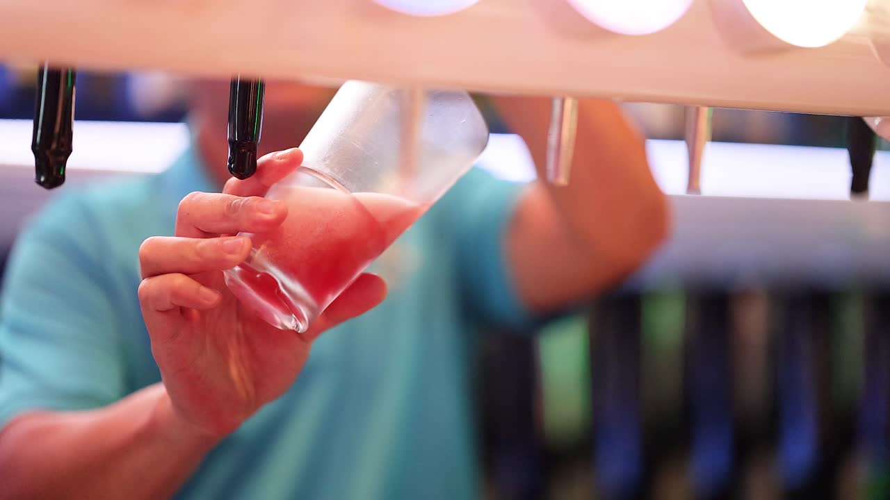 바텐더가 컵에 맥주를 부어