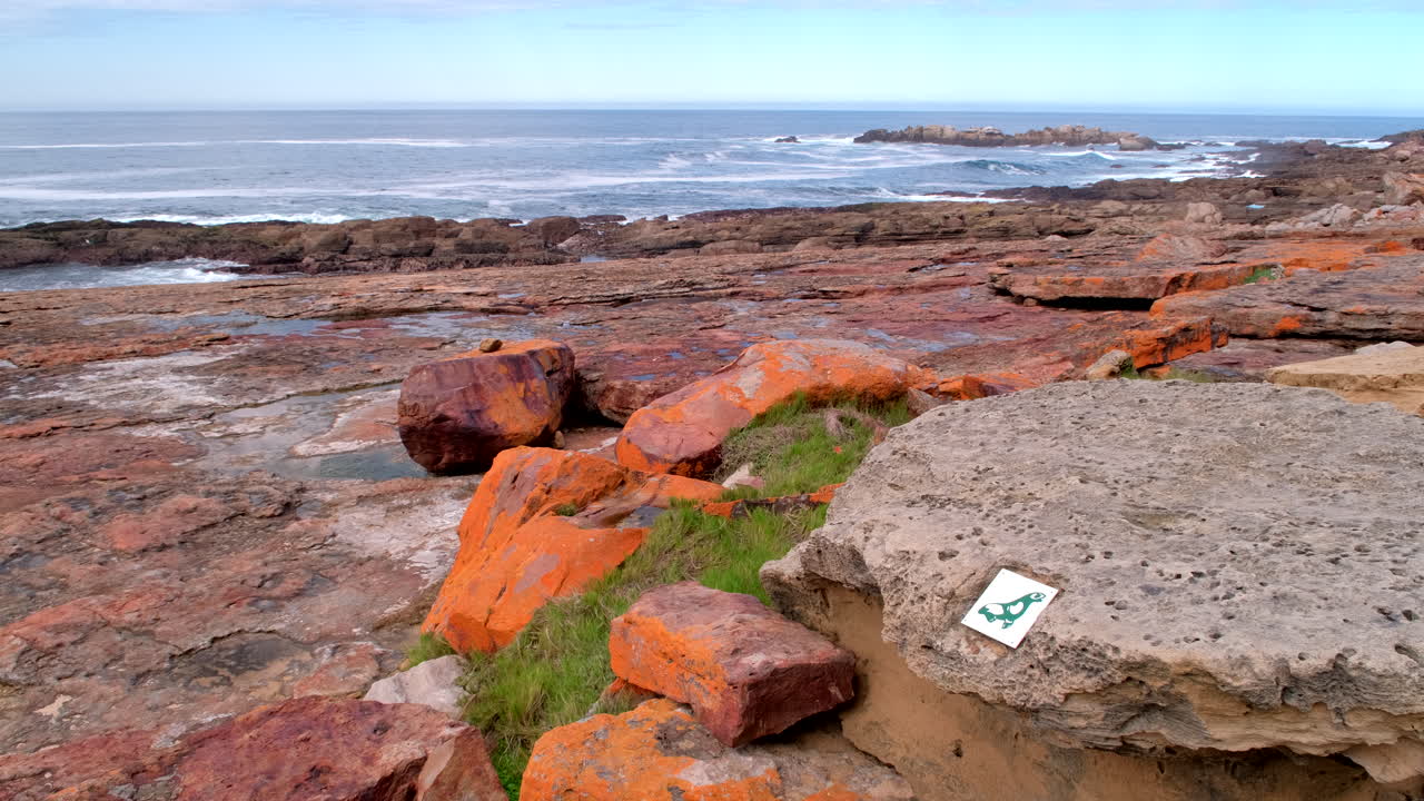 Segnavia del sentiero escursionistico della Riserva Naturale di Robberg lungo la costa frastagliata, Garden Route