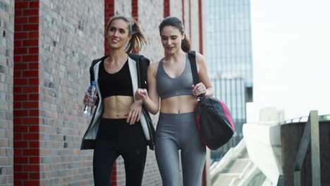 Video-Von-Zwei-Jungen-Schönen-Frauen,-Die-Zum-Training-Gehen