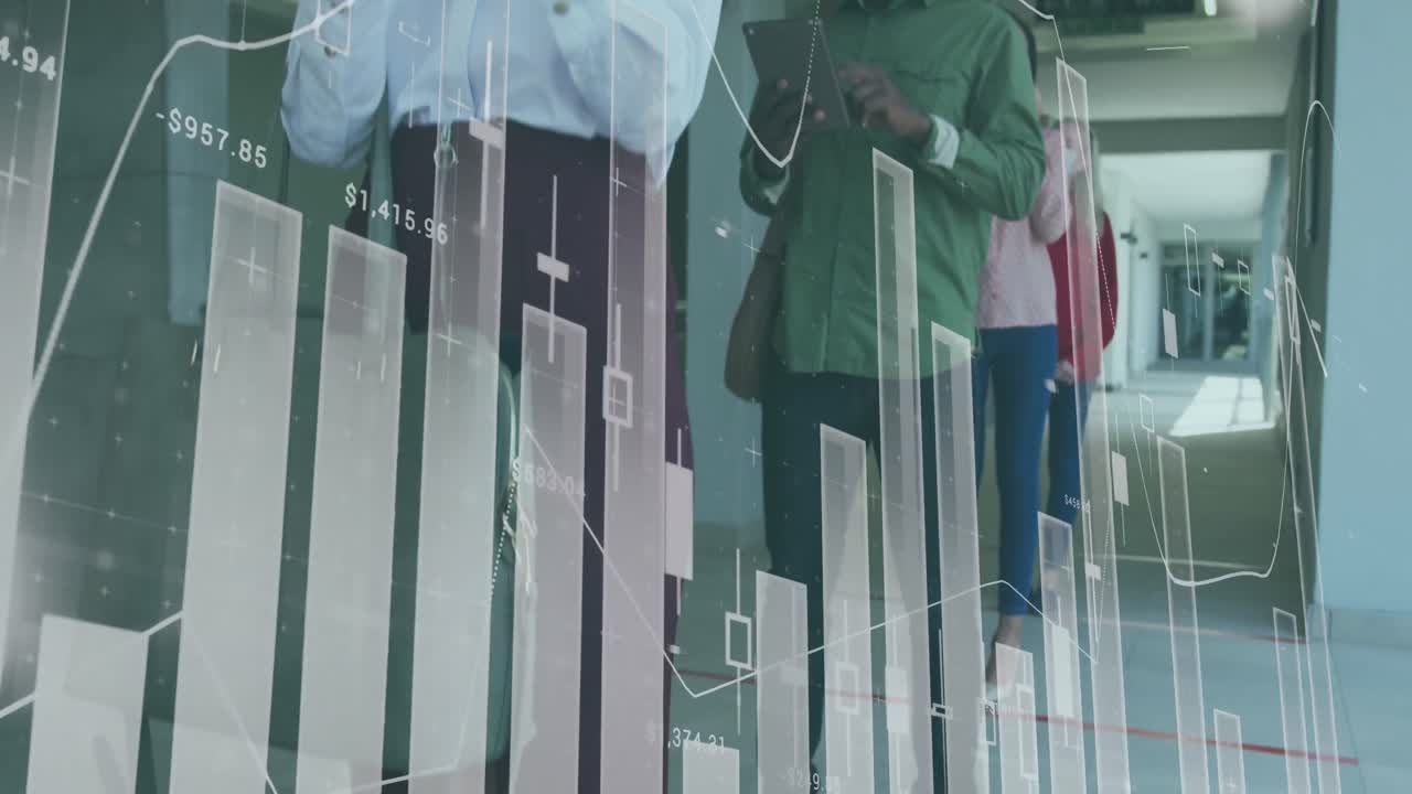 Elaborazione di dati statistici con colleghi d'ufficio di diverse etnie che indossano mascherine e sono in fila