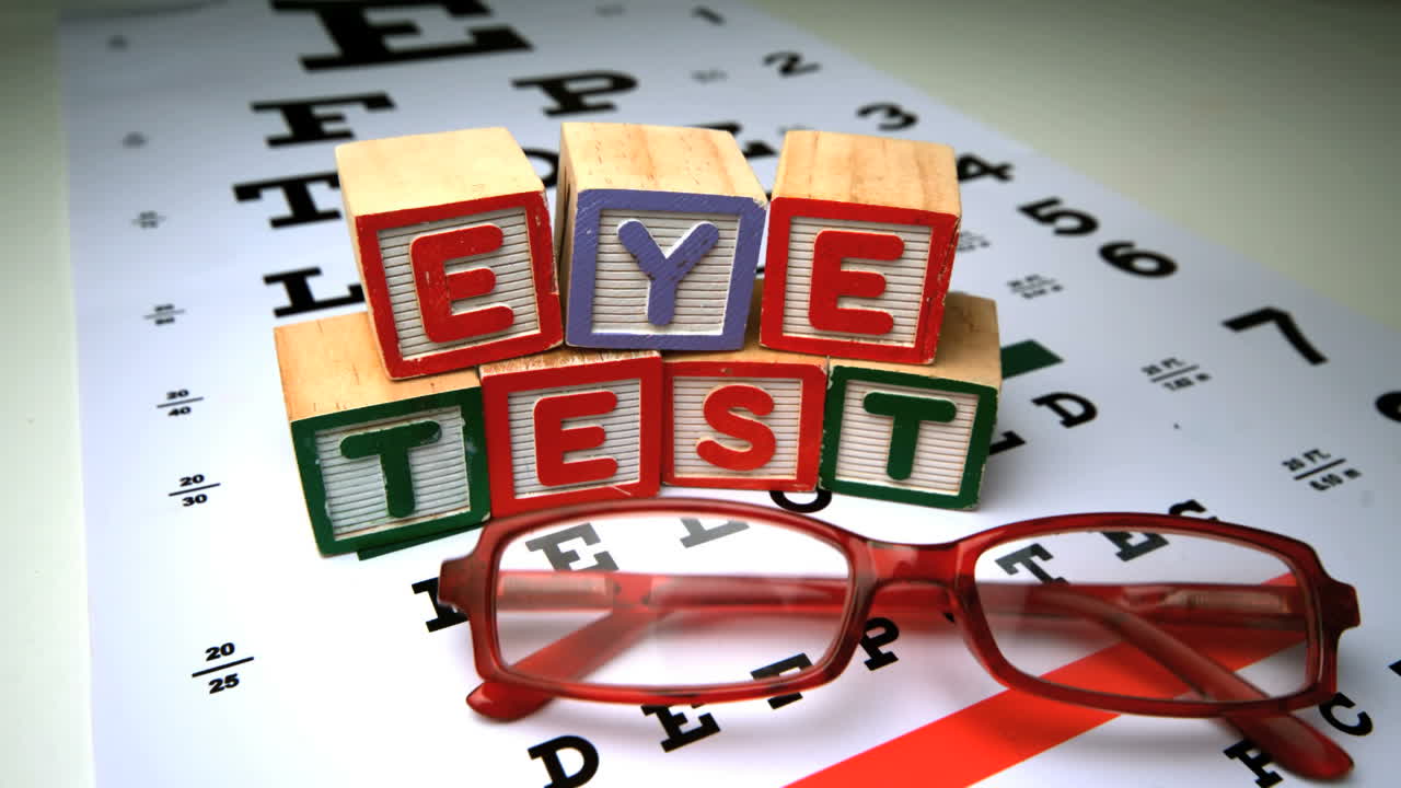 bicchieri rossi che cadono accanto a blocchi di ortografia test oculare