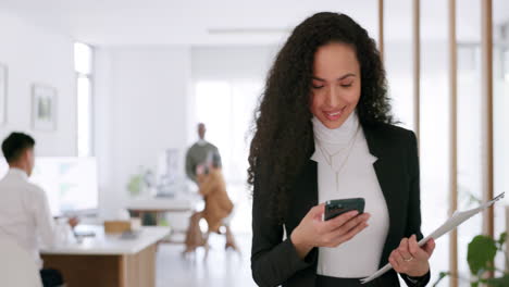 teléfono, negocios y mujer en la oficina caminando