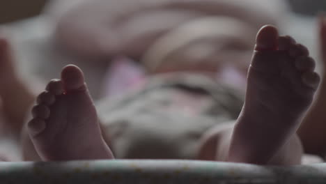 bebé en silla de balanceo vista a los pies pequeños