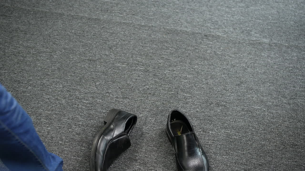 신발을 벗는 남자