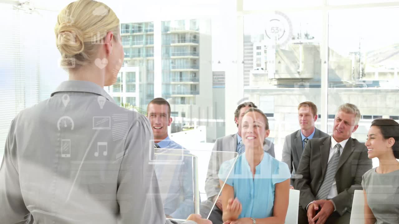 사무실에서 다양한 비즈니스 사람들 위에 아이콘으로 데이터 처리의 애니메이션