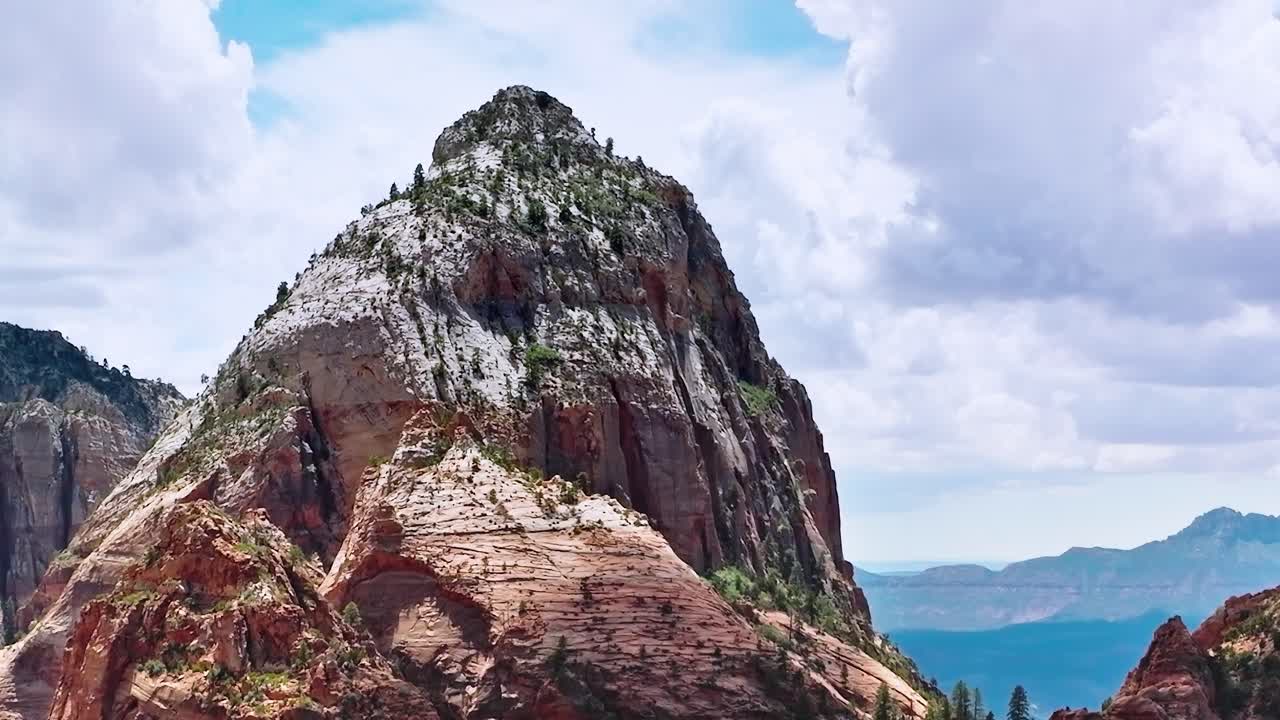 Bulutlu gökyüzü altında dağ içeren Mojave çöl manzarası