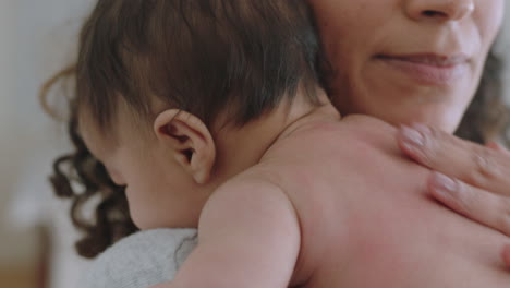 Madre-Sosteniendo-Al-Bebé-Calmando-Al-Recién-Nacido-Cansado-Calmando-Suavemente-Al-Bebé-Inquieto-Criando-A-Un-Niño-Amoroso-Mamá-Disfrutando-De-La-Maternidad-En-Casa