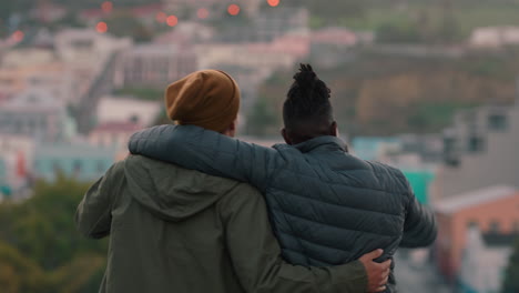 Amigos-Felices-Se-Abrazan-En-La-Azotea-Disfrutando-De-Una-Reunión-De-Amistad-Compartiendo-Vistas-De-La-Ciudad