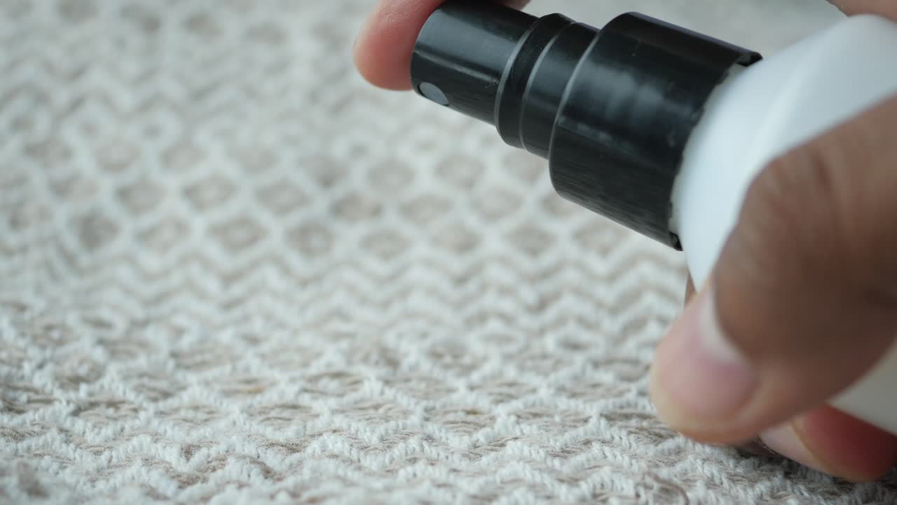 스프레이 병으로 천을 스프레이합니다.