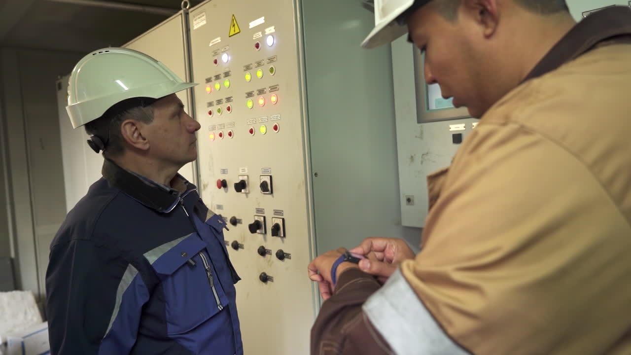 ingenieros industriales inspeccionando el panel eléctrico