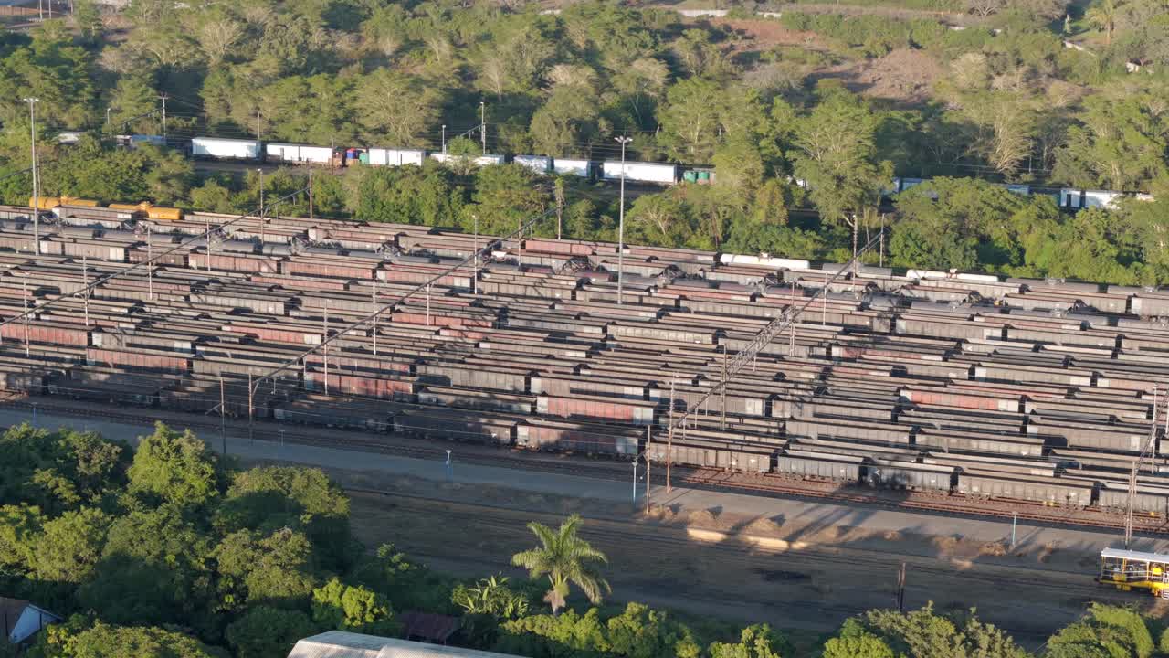 drones orbitan sobre viejos contenedores de trenes de ferrocarril oxidados abandonados en sudáfrica
