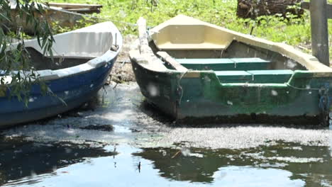 vista romántica de los barcos de pescadores en el agua