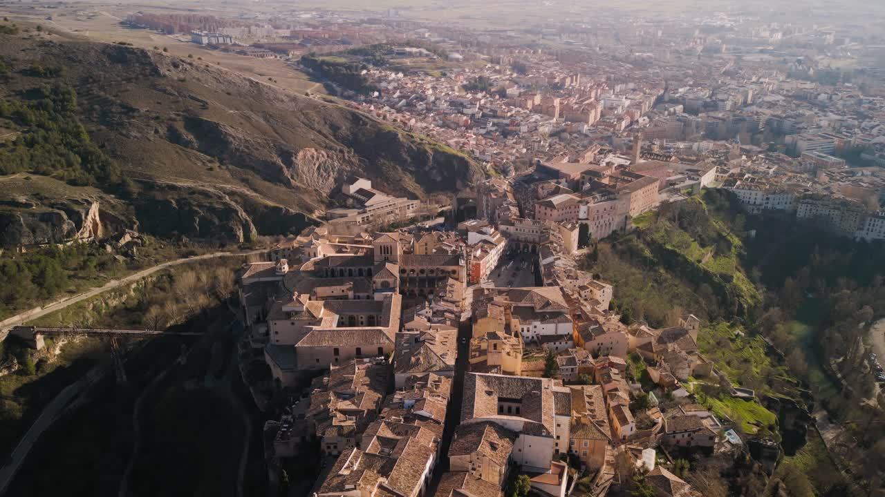 Vista Aérea del Histórico Casco Antiguo de Cuenca en un Acantilado en España