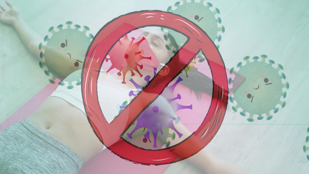 코로나19 세포가 운동장에서 요가 매트에 누워 있는 마스크를 쓰고 있는 여성을 향해 움직이는 것을 멈춰라