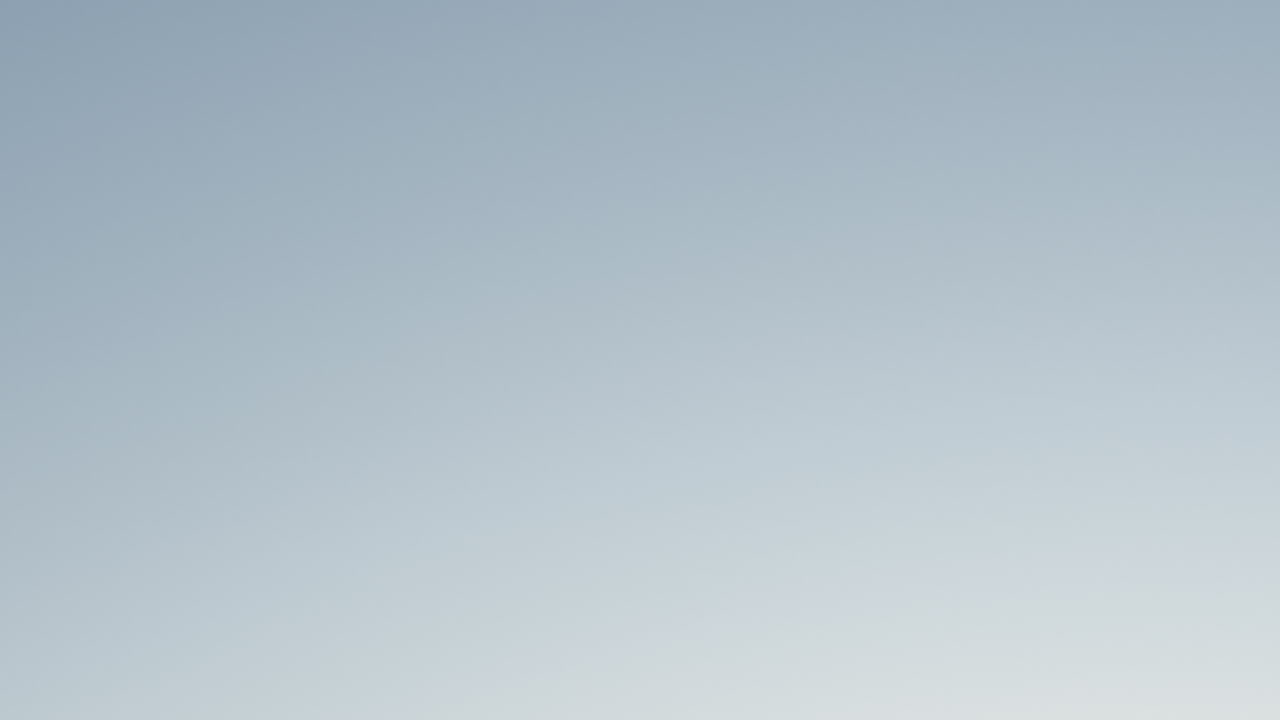 클레이 코트 잔해가 프레임을 통과할 때 뒤에 오는 테니스 공의 슬로우 모션 클로즈업