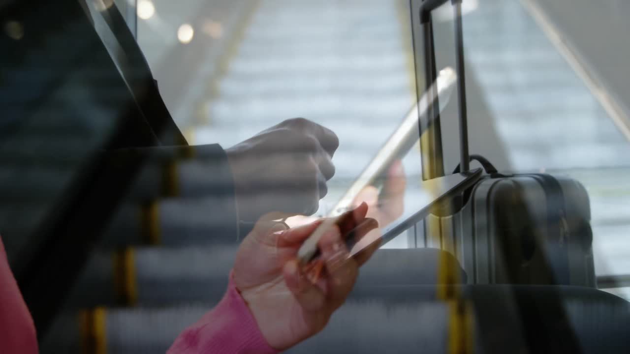 스마트 폰을 사용하는 사람이 디지털 태블릿을 사용하는 공항에서 사업가를 상대로