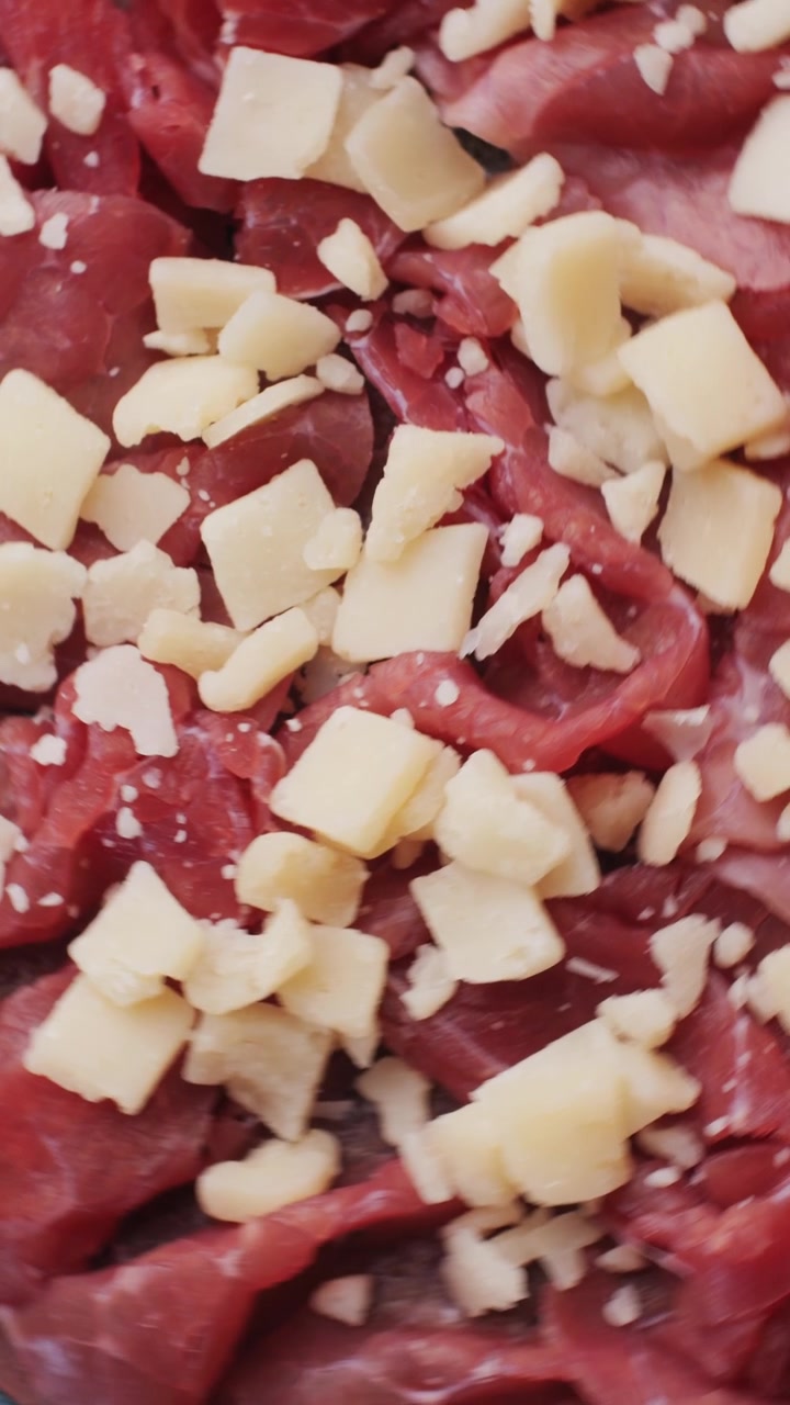 Primo piano di carpaccio di manzo con Parmigiano