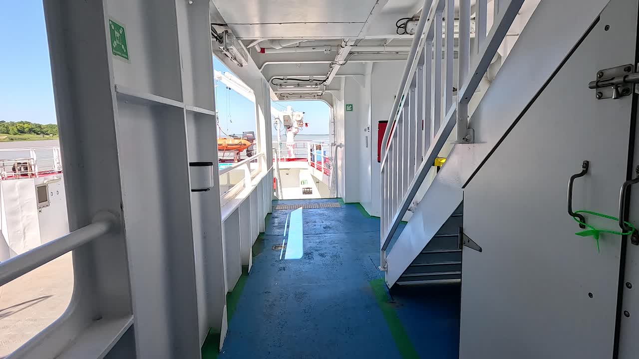 un paseo por la cubierta de un barco