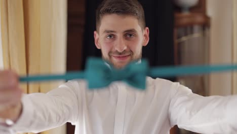 el novio con la pajarita. preparándose para ir a la novia. empresario. día de la boda