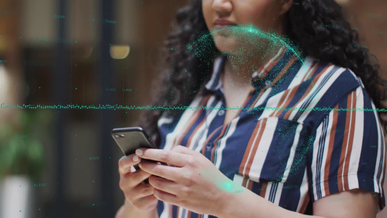 animación de procesamiento de datos y globo sobre mujer biracial usando teléfono inteligente.