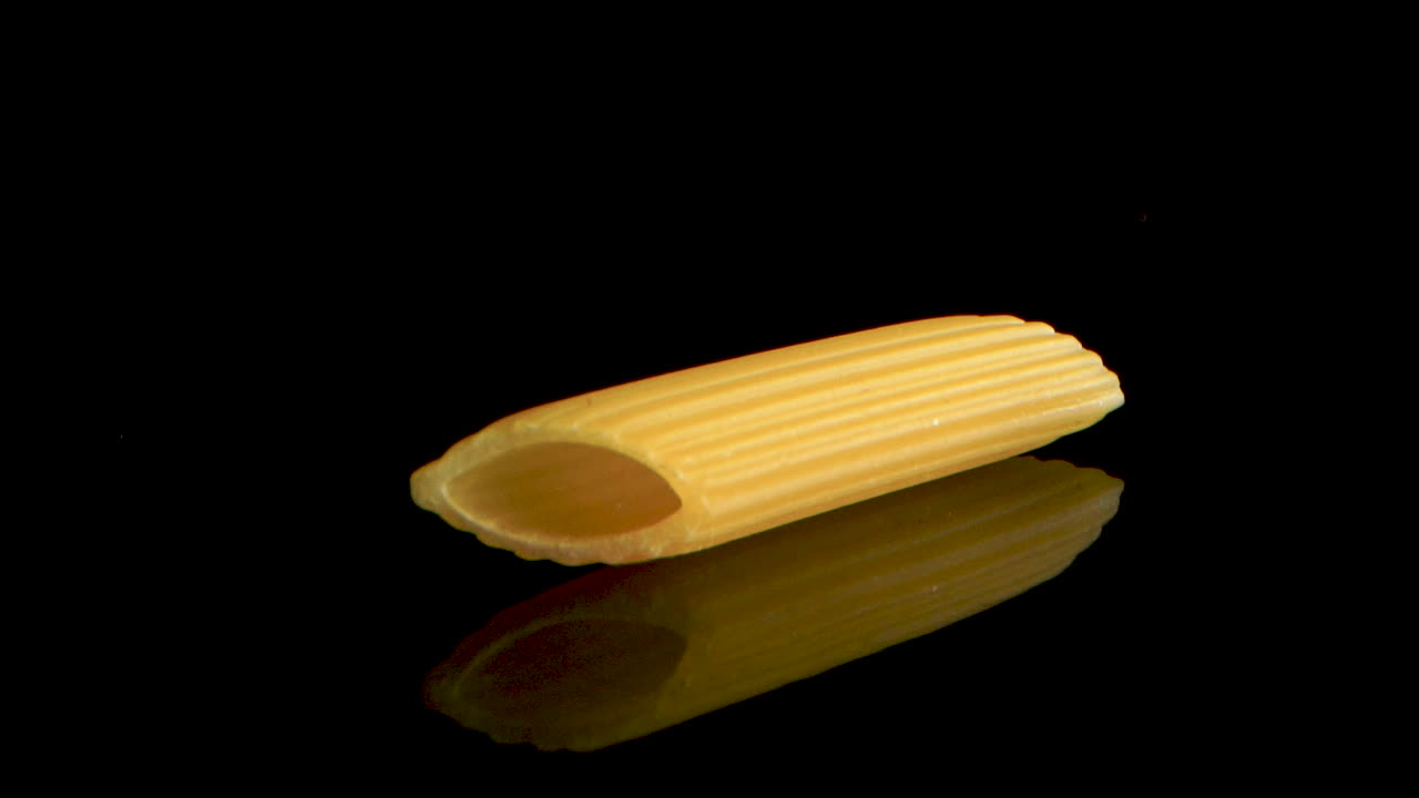 돌리 카메라 슬라이드, 검은색 거울 테이블 위의 펜네 하나를 지나감