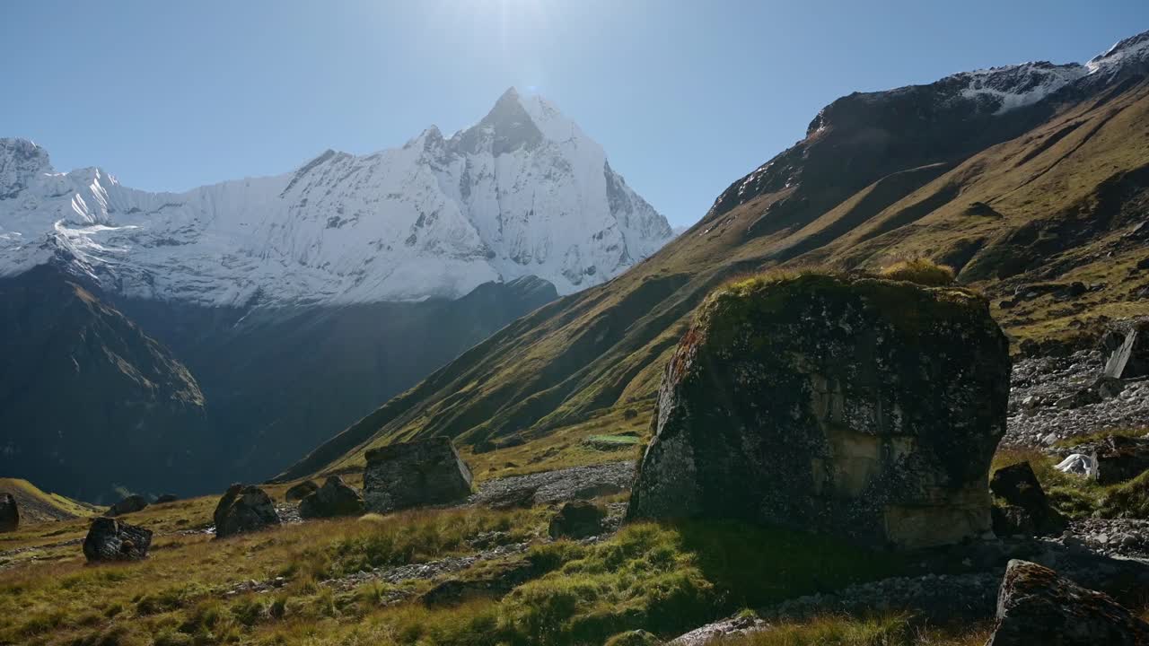 escarpadas montañas rocosas paisaje en nepal, grandes grandes dramáticas enormes cimas de montañas nevadas y picos en annapurna himalayas paisaje de montaña en el cielo azul día soleado en terreno de alta altitud