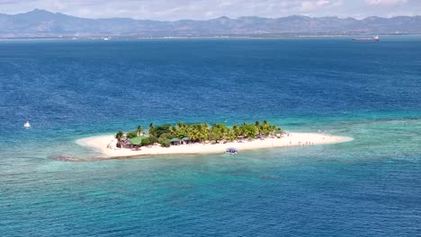 una vista aérea de una isla paradisíaca tropical