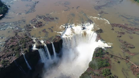 Iguazu-Wasserfälle-Mit-Reduziertem-Wasserdurchfluss,-Was-Den-Kontrast-Zwischen-Den-Verschiedenen-Wasserständen-Der-Wasserfälle-Und-Ihrer-Bemerkenswerten,-Zeitlosen-Schönheit-Hervorhebt
