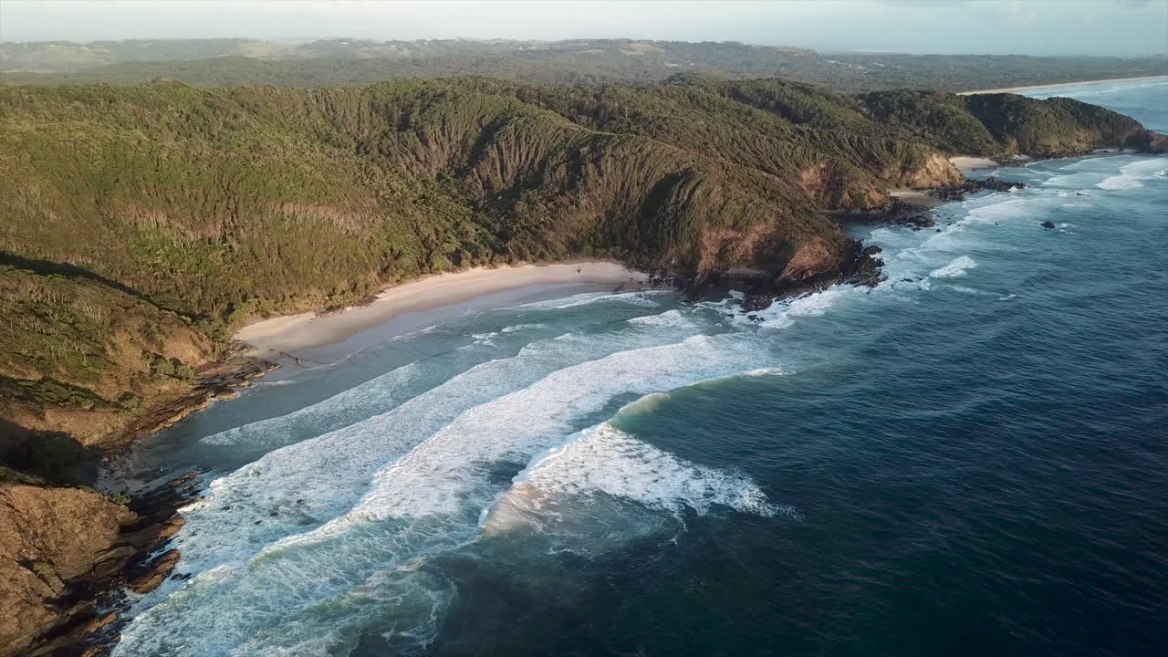 Ampia ripresa circolare con drone della costa di Byron Bay, Australia