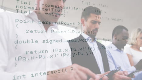 animación de código informático sobre personas de negocios que trabajan en dispositivos móviles