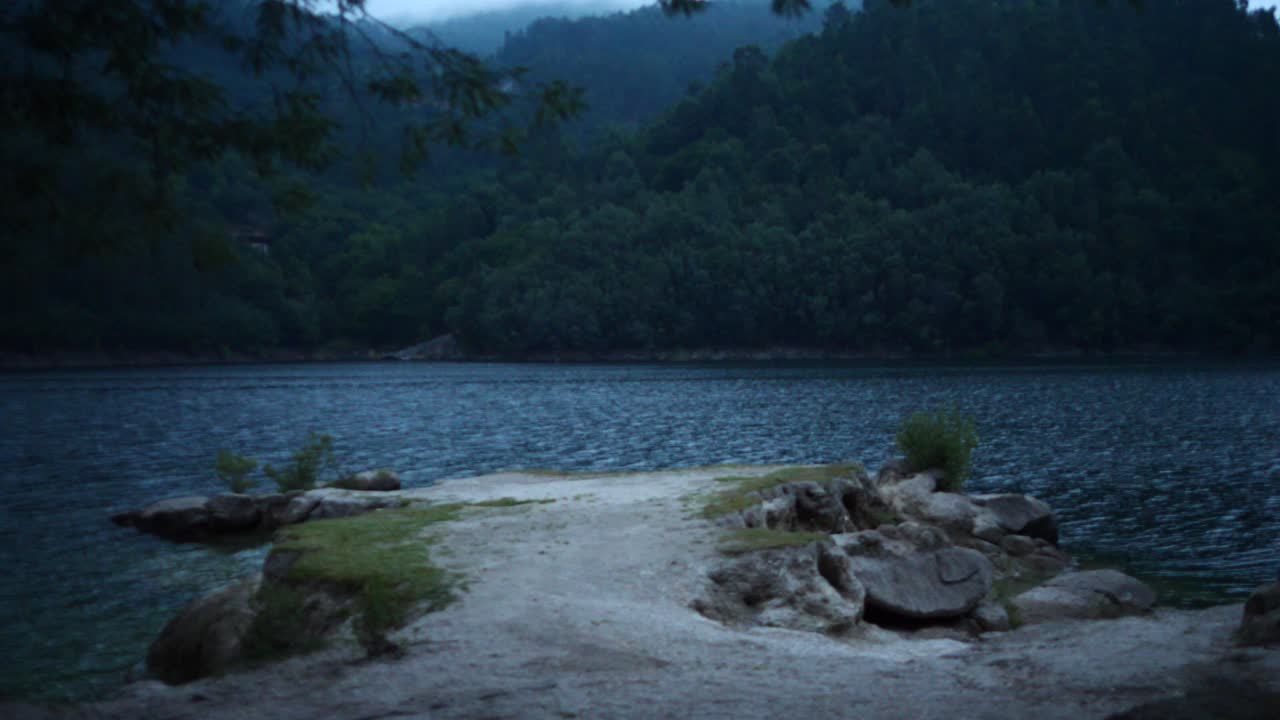 Vista panoramica di un lago con audio