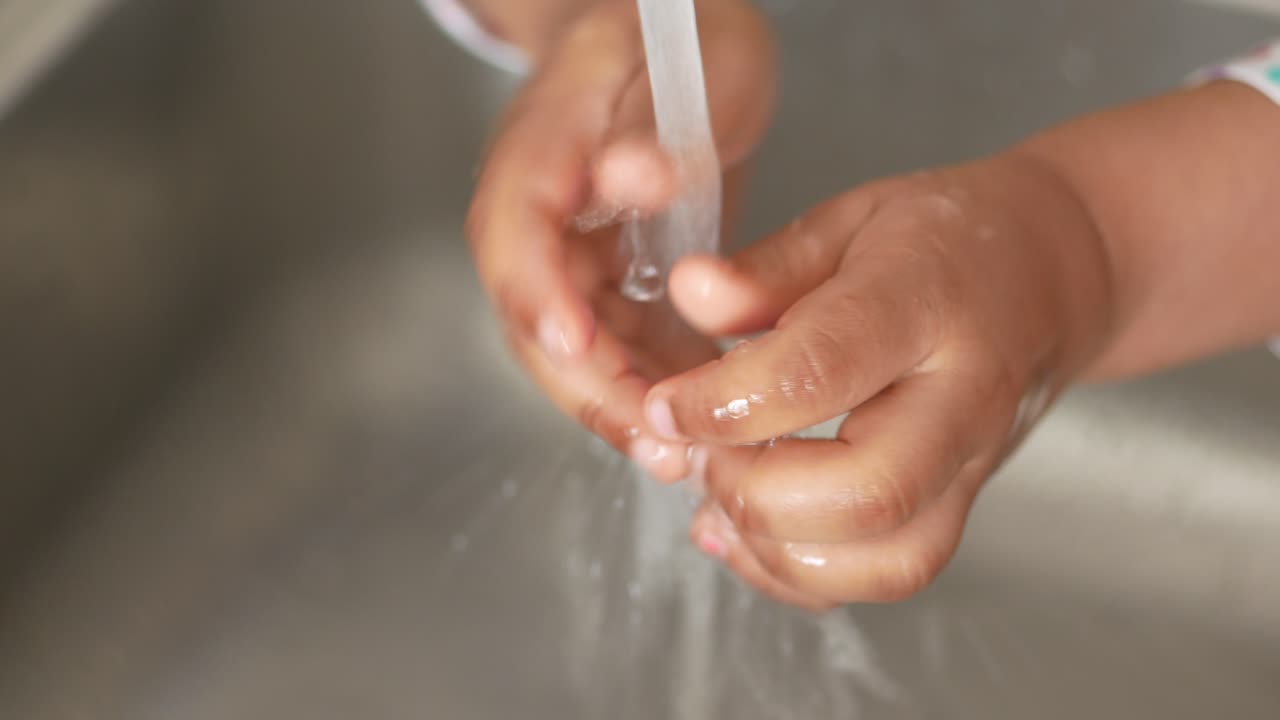 子供が手を洗う
