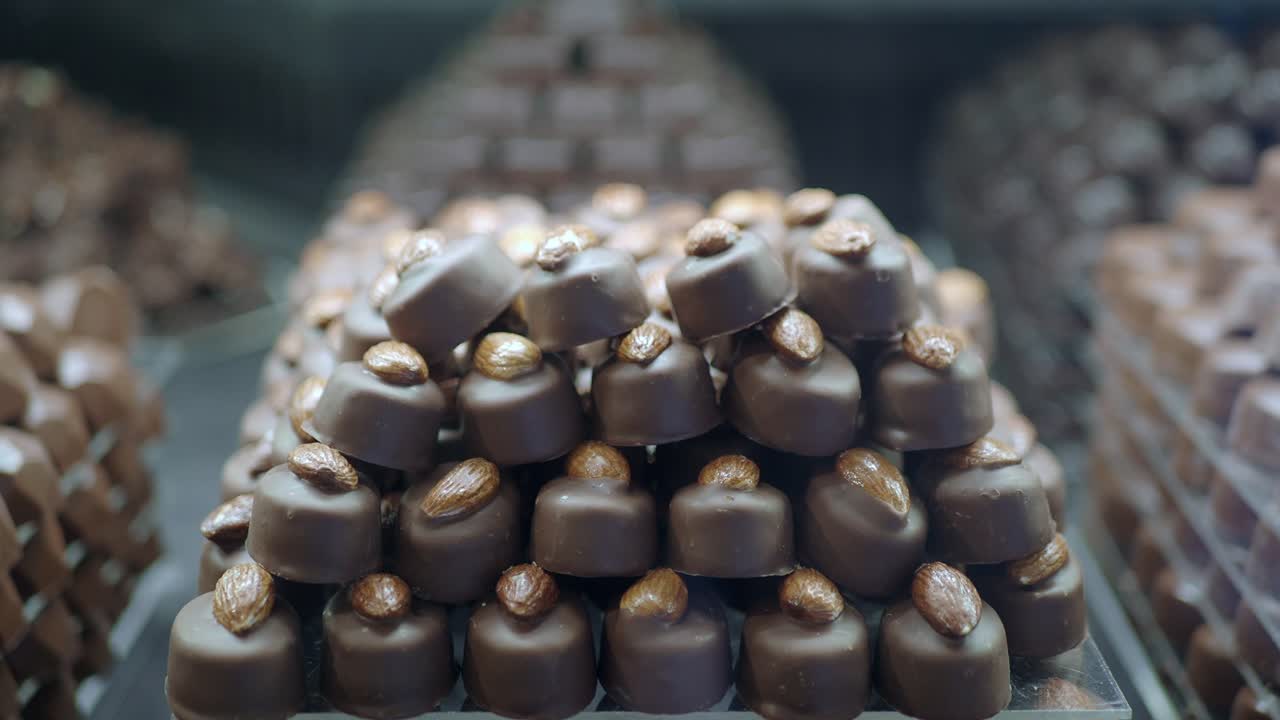 Primo piano di praline di cioccolato gourmet con mandorle.